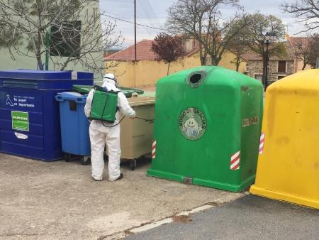 Imagen Los equipos de la Diputación han empleado ya cerca de 60.000 litros de solución para desinfectar los sitios públicos en los pueblos de la provincia