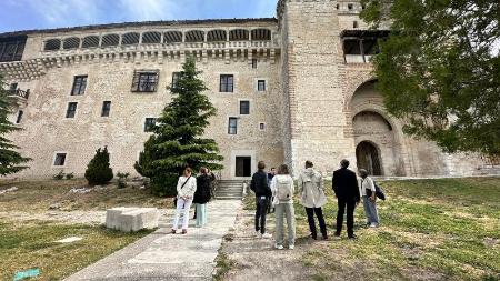 Imagen El acuerdo entre la Diputación y la IE Universidad amplía hasta cincuenta y cuatro las becas destinadas a que los jóvenes de la provincia puedan estudiar en el prestigioso centro